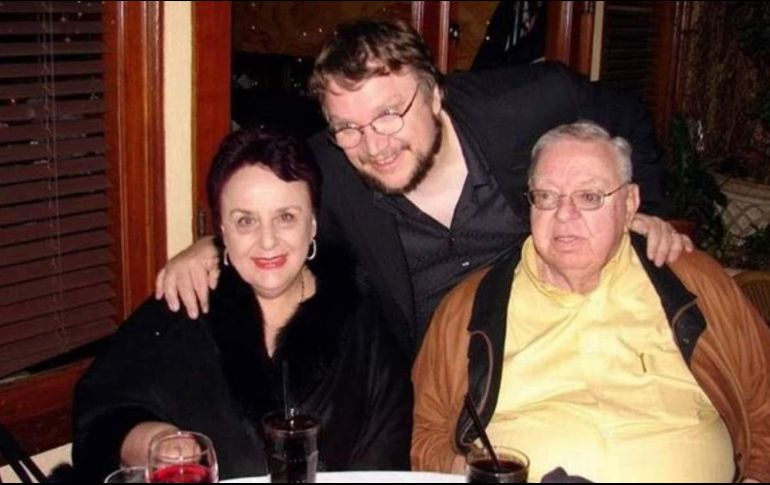 Guillermo del Toro junto con sus padres. ESPECIAL/Twitter