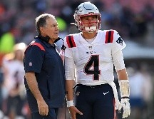 Zappe completó 24 de 34 pases una semana después de que lanzó 188 yardas y un touchdown en su primer juego como titular. AFP/N. Cammett