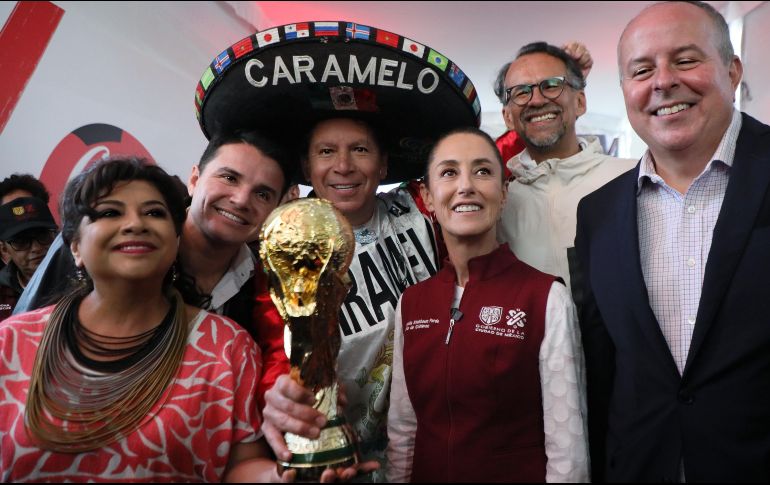 El Trofeo Original de la Copa Mundial de la FIFA, que inicia su gira por el país en la Ciudad de México. ESPECIAL