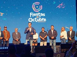 El director de la Agencia Estatal de Entretenimiento de Jalisco (con el micrófono en mano), durante una de las jornadas de las Fiestas de Octubre en Los Ángeles. CORTESÍA