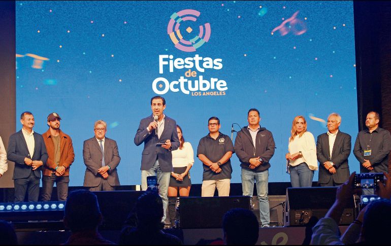 El director de la Agencia Estatal de Entretenimiento de Jalisco (con el micrófono en mano), durante una de las jornadas de las Fiestas de Octubre en Los Ángeles. CORTESÍA