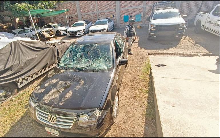Asegura la Guardia Nacional que los disparos fueron para disuadir la manifestación; este auto habría sido vandalizado por los civiles. ESPECIAL