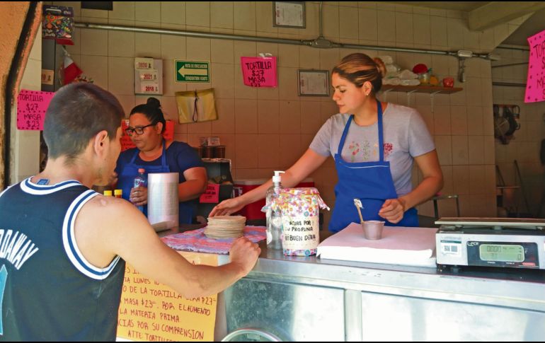 La tortillería Santa Mónica, en el barrio de Santa Tere, informa a sus clientes que el ajuste es por el aumento de precio en la materia prima. EL INFORMADOR/ E. Olvera