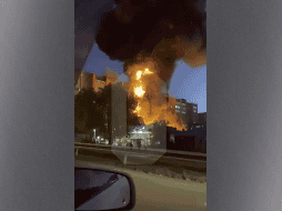 Una gran bola de fuego era visible tras el impacto, provocando un incendio en el edificio de 9 plantas, de acuerdo con videos que circulan en redes sociales. AP / Ostorozhno Novosti