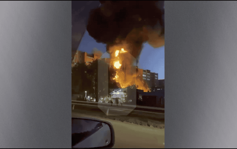 Una gran bola de fuego era visible tras el impacto, provocando un incendio en el edificio de 9 plantas, de acuerdo con videos que circulan en redes sociales. AP / Ostorozhno Novosti