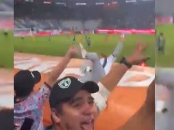 En imágenes que se volvieron virales en redes sociales, se puede ver el momento exacto en el que un aficionado tira sobre las bancas, que por el peso y fuerza se rompen. TWITTER