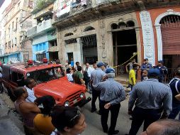 Rescatistas y policías acuden al sitio en que se derrumbó parcialmente un edificio en La Habana. EFE / F. Borrego