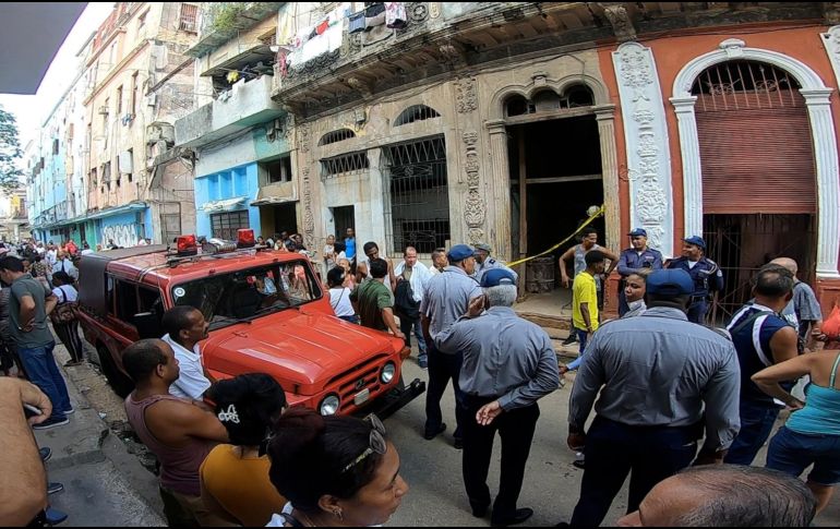 Rescatistas y policías acuden al sitio en que se derrumbó parcialmente un edificio en La Habana. EFE / F. Borrego