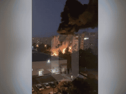 Cuando se estrelló en el patio, el combustible del avión se incendió. AP / Ostorozhno Novosty