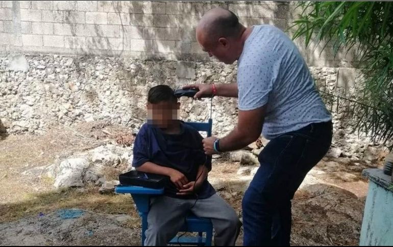 Ramiro Alcocer Lara imparte clases en la escuela primaria 