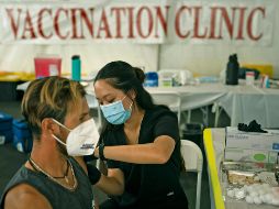 Los países que vacunaron tanto a los jóvenes como a los adultos mayores muestran mejores cifras de recuperación. AP