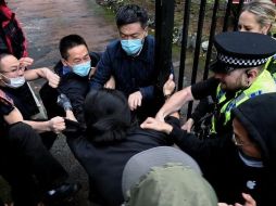 Un manifestante fue forzado al interior del consulado este domingo. El consul general de China es alegadamente el hombre con un sombrero y una mascarilla ubicado a la izquierda de la imagen. REUTERS /