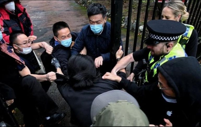 Un manifestante fue forzado al interior del consulado este domingo. El consul general de China es alegadamente el hombre con un sombrero y una mascarilla ubicado a la izquierda de la imagen. REUTERS /
