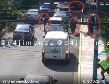 El policía capitalino esquiva las balas y se protege, mientras que los delincuentes huyen. ESPECIAL.