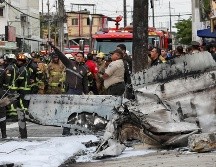 La avioneta estalló al impactarse en el parque del barrio La Alborada. EFE/J. Miranda