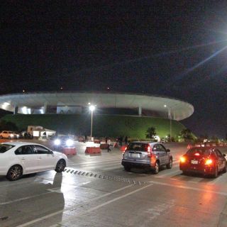 Tardan en abrir puertas de Estadio AKRON para concierto de Guns N’ Roses