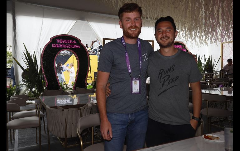 Paul Simon y Bernardo Torres en el hospitality de Tequila Herradura. ESPECIAL