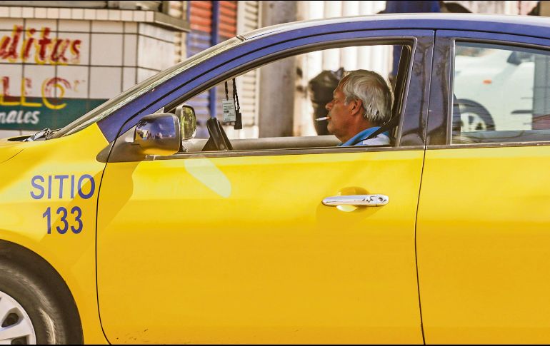 Los taxistas que sean sorprendidos fumando mientras conducen serán multados. Se prevé que las sanciones comiencen en enero de 2023.  EL INFORMADOR/Archivo