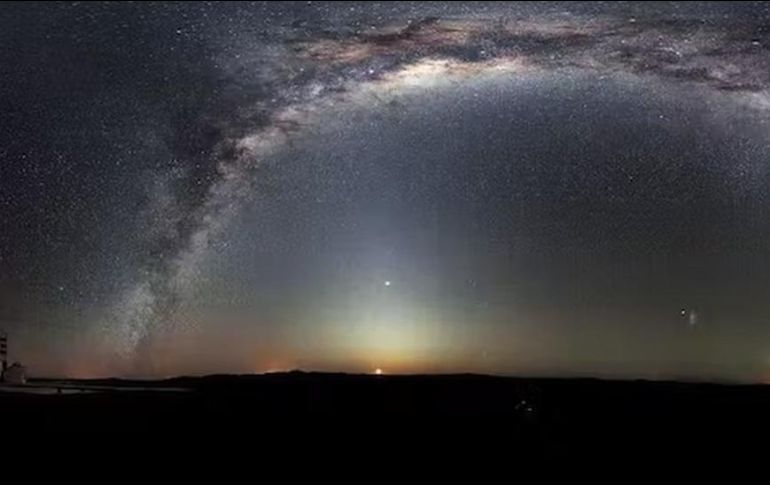 La Vía Láctea se arquea a través de esta rara panorámica de 360 grados del cielo nocturno sobre la plataforma de Paranal, sede del Very Large Telescope de ESO. La Luna acaba de salir. ESO