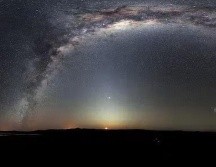 La Vía Láctea se arquea a través de esta rara panorámica de 360 grados del cielo nocturno sobre la plataforma de Paranal, sede del Very Large Telescope de ESO. La Luna acaba de salir. ESO
