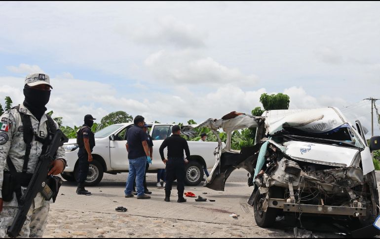 Miembros de La Guardia Nacional, Policías Fronteriza y Estatal resguardan el sitio donde ocurrió el accidente. EFE/M. Blanco