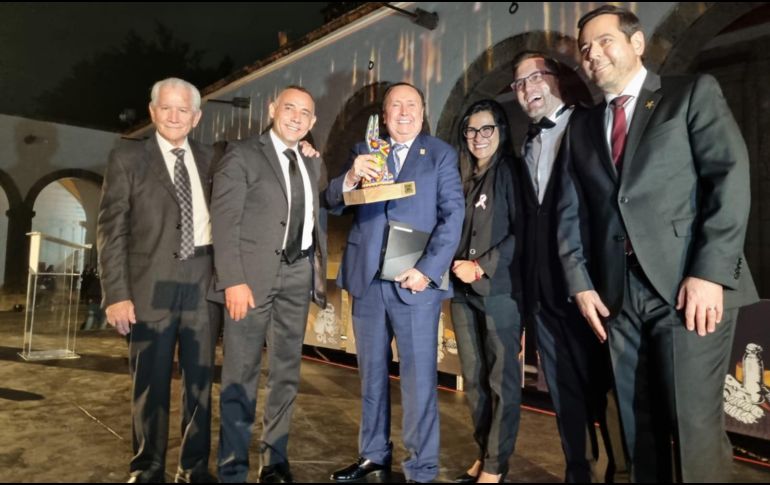 Enrique Michel fue galardonado en un evento realizado en el Hospicio Cabañas. EL INFORMADOR/J. Velasco
