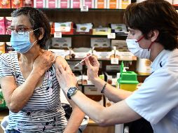 A pesar de que hay un descenso en el número de infecciones y muertes por COVID, recomiendan no bajar la guardia con las medidas preventivas. AFP/C. Archambault