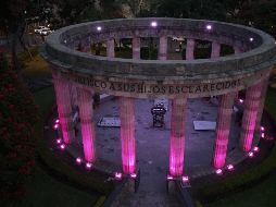 La Rotonda de los Jaliscienses ilustres y otros monumentos fueron iluminados de rosa por la lucha contra el cáncer de mama. EL INFORMADOR/ A. Navarro