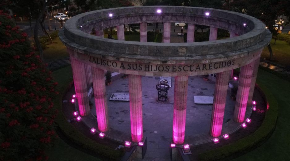 La Rotonda de los Jaliscienses ilustres y otros monumentos fueron iluminados de rosa por la lucha contra el cáncer de mama. EL INFORMADOR/ A. Navarro