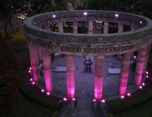 La Rotonda de los Jaliscienses ilustres y otros monumentos fueron iluminados de rosa por la lucha contra el cáncer de mama. EL INFORMADOR/ A. Navarro