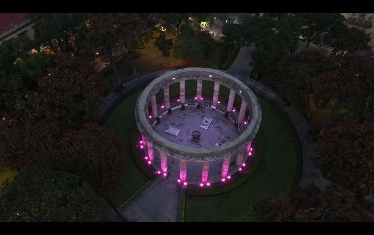 La Rotonda de los Jaliscienses ilustres y otros monumentos fueron iluminados de rosa por la lucha contra el cáncer de mama. EL INFORMADOR/ A. Navarro