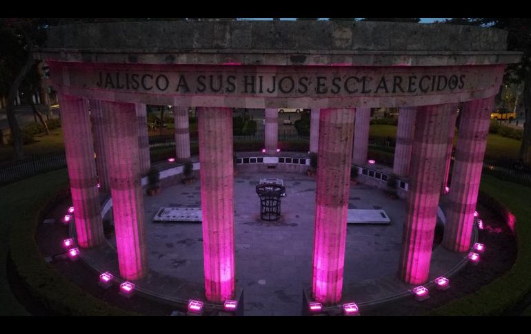 La Rotonda de los Jaliscienses ilustres y otros monumentos fueron iluminados de rosa por la lucha contra el cáncer de mama. EL INFORMADOR/ A. Navarro