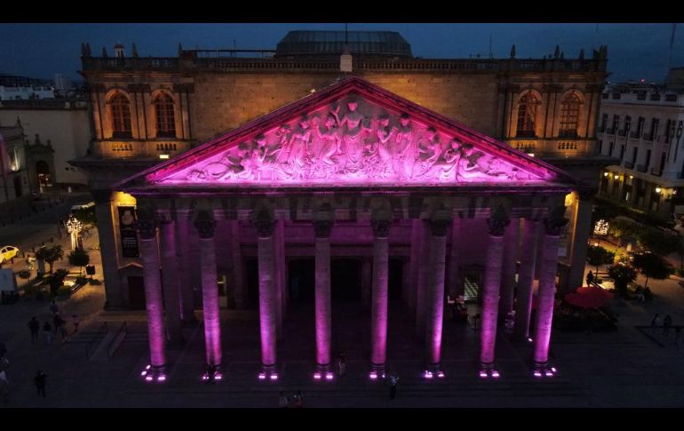 La Rotonda de los Jaliscienses ilustres y otros monumentos fueron iluminados de rosa por la lucha contra el cáncer de mama. EL INFORMADOR/ A. Navarro