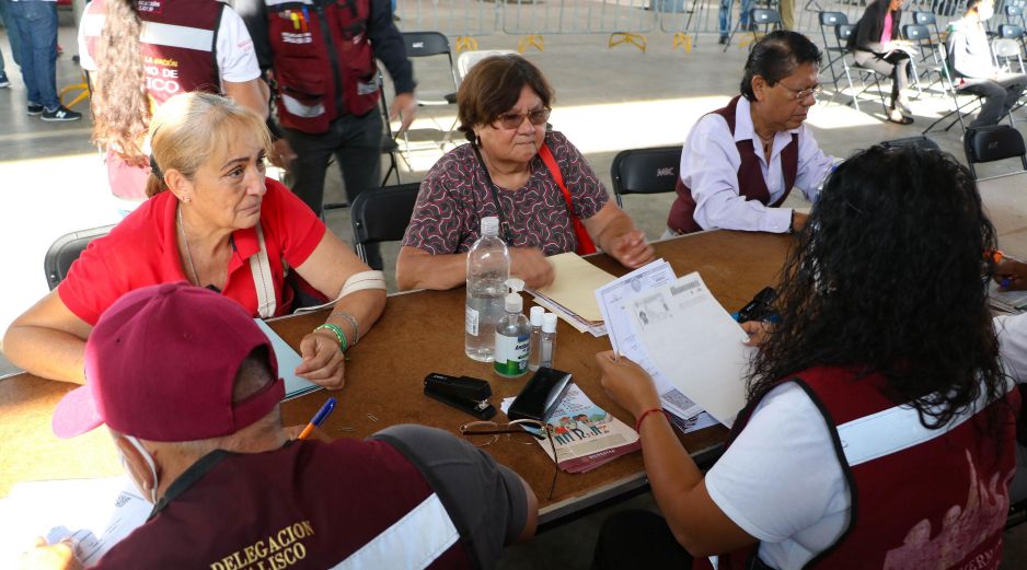 En Jalisco hay 656 mil beneficiarios del programa de pensión para mayores de 65 años. Ayer, interesados en recibir el apoyo del Gobierno federal acudieron al parque San Jacinto. EL INFORMADOR/A. Navarro