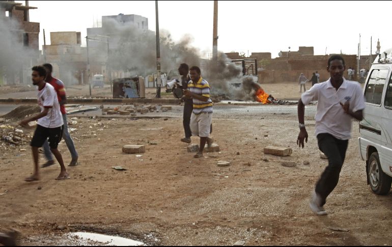 De acuerdo con el oficial, uno de los clanes acometió a los pueblos de la tribu rival, dispararon a los habitantes, entre ellas mujeres y niños, y descuartizaron sus cuerpos con armas blancas. AP/ ARCHIVO