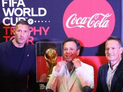 El trofeo permanecerá en ese recinto hasta las 18:00 horas de este jueves 20 de octubre para que los aficionados puedan visitarlo y tomarse fotografías. ESPECIAL / Gobierno de Guadalajara