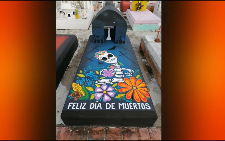 Finalmente, el hombre escribe la frase 