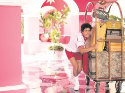 El actor, Enrique Arrizon, aparece en una escena del primer capítulo, de la segunda temporada, de la serie “Acapulco”. CORTESÍA