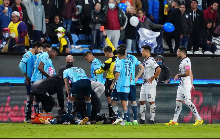 El rayado Erick Aguirre le propinó una patada en el abdomen a Marino Hinestroza, de los Tuzos, por lo que ninguno pudo terminar el encuentro. IMAGO7