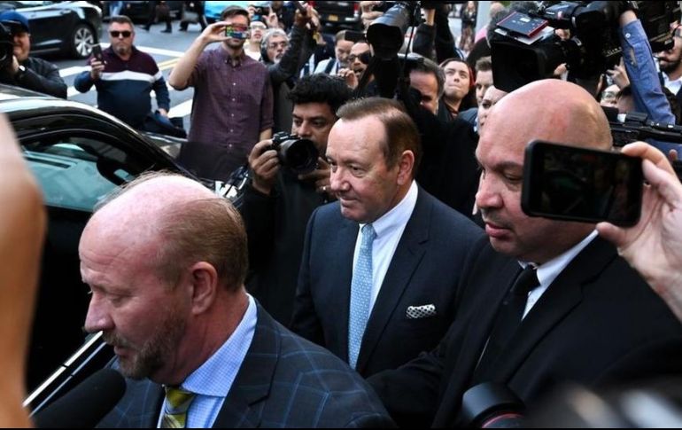 Kevin Spacey (centro) rindió testimonio en defensa propia durante el juicio que duró tres semanas. GETTY IMAGES