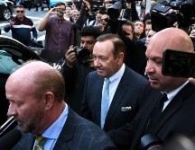Kevin Spacey (centro) rindió testimonio en defensa propia durante el juicio que duró tres semanas. GETTY IMAGES
