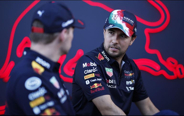 Checo Pérez y Max Verstappen vivieron un ríspido momento en el Gran Premio de Brasil. AFP/ARCHIVO