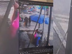 Al final, el puesto luce destruido, los tamales regados y el atole derramado. TWITTER