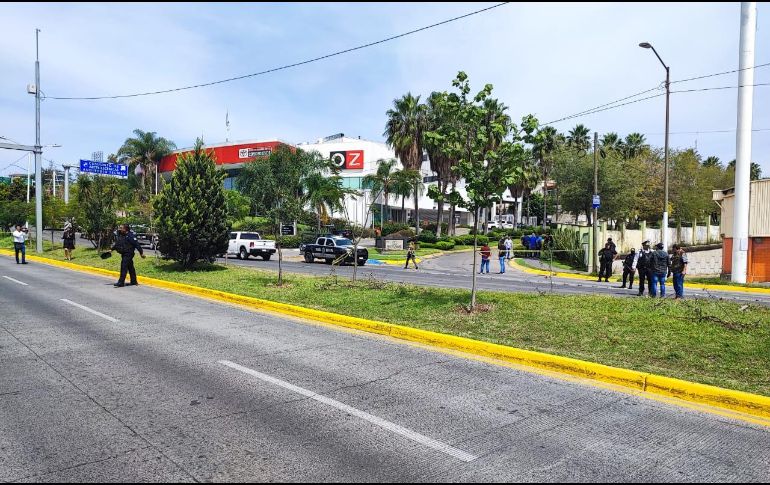 Alrededor de las 12:00 horas, dos hombres le quitaron sus pertenencias a una mujer sobre avenida Acueducto, y su escolta disparó en contra de los presuntos delincuentes. ESPECIAL /
