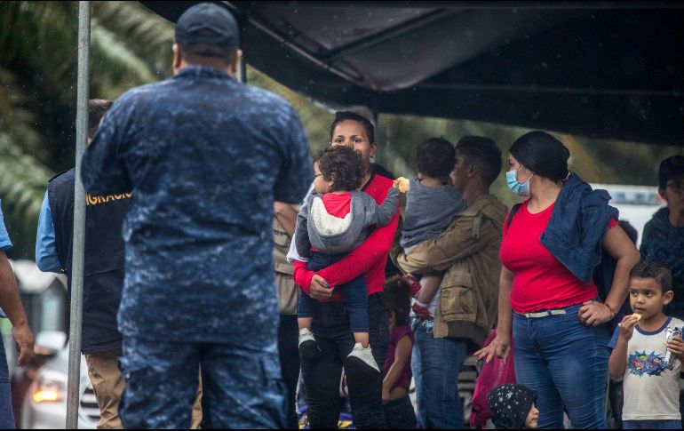 Migrantes venezolanos son detenidos por militares y policías guatemaltecos, el jueves 20 de octubre de 2022, en El Cinchado. EFE/E. Biba