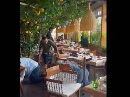 En la imagen, comensales se resguardan bajo las mesas en un restaurante de Providencia debido a la balacera. ESPECIAL