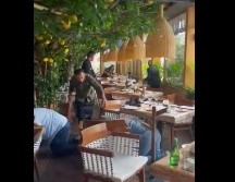 En la imagen, comensales se resguardan bajo las mesas en un restaurante de Providencia debido a la balacera. ESPECIAL