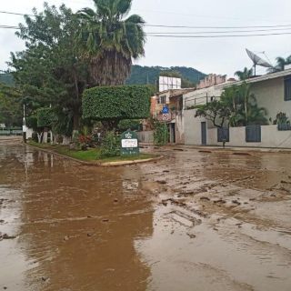 Se registra inundación por ruptura de pozo aguacatero en Ciudad Guzmán