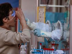 La Secretaría de Salud señaló que los casos de COVID-19 en el país llevan 14 semanas a la baja. EFE/A. Plavevski