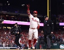 La pizarra final en el Citizens Bank Park fue de 4-2 en favor de los de Bryce Harper y compañía, y con esto se pusieron con ventaja de 2-1 en la lucha por el pase a la próxima Serie Mundial. AFP / T. Nwachukwu